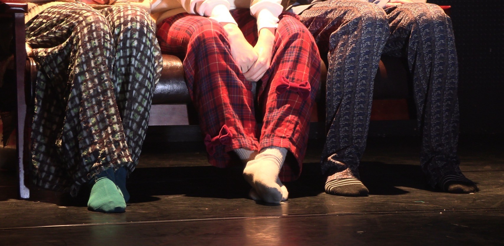 窓の前に人が二人立っている